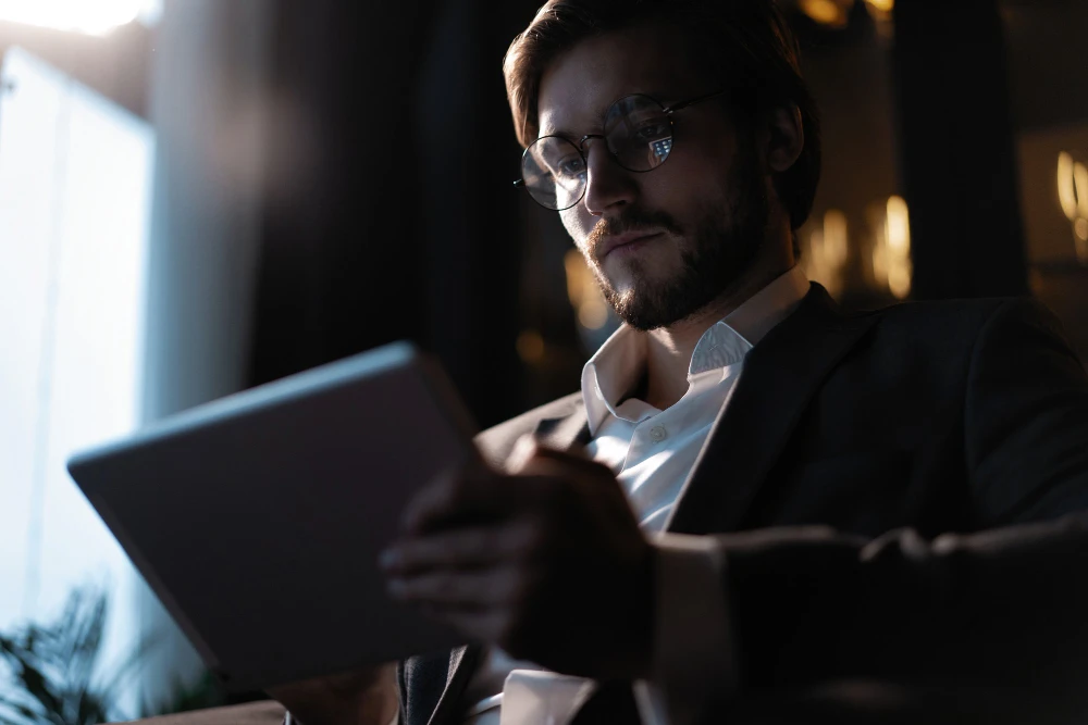 Entender o que cada faixa oferece ajuda a alinhar expectativas e escolher a solução mais adequada para o momento do seu escritório.