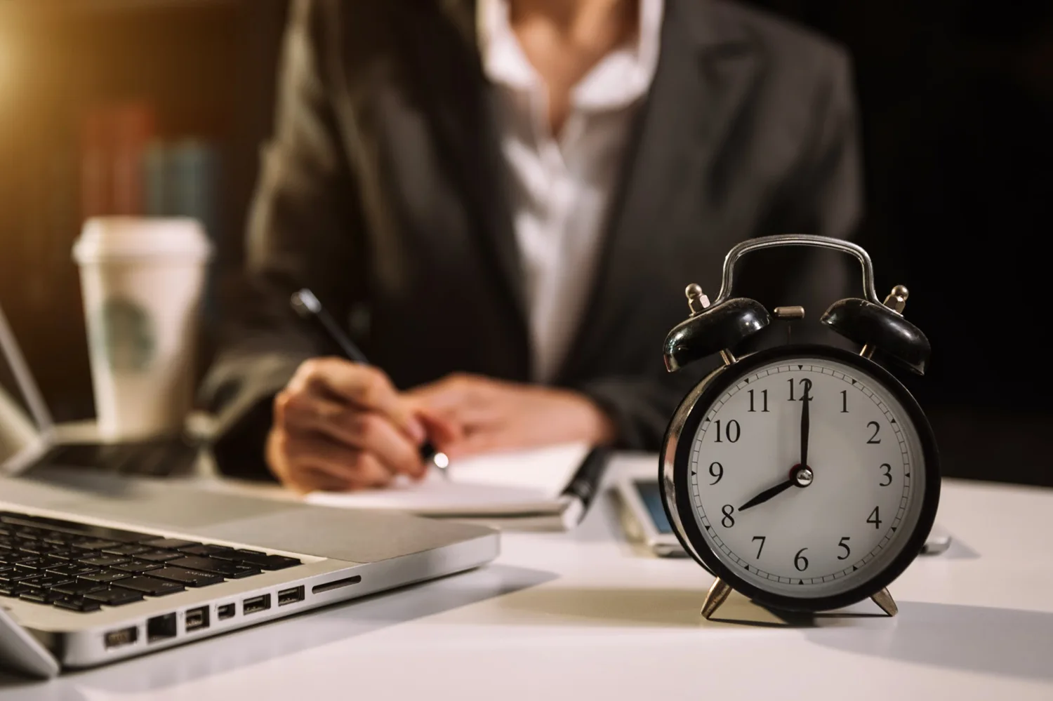 Relógio marca hora para definir a frequência ideal para publicar posts em blog jurídico.