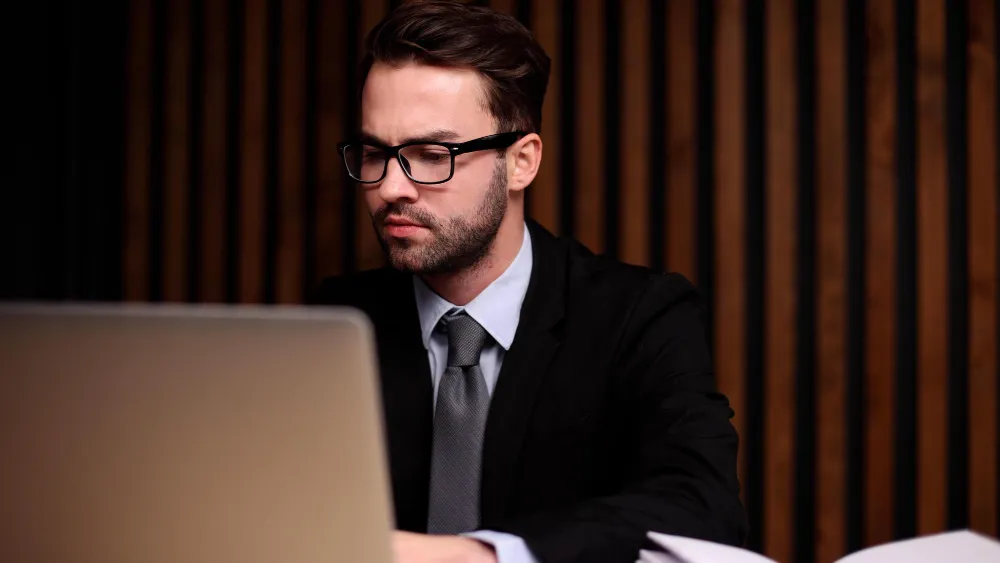 Advogado focado em um laptop, aprendendo Google Ads para advogados iniciantes.