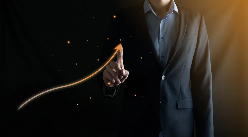 Homem de terno aponta para gráfico de crescimento, ideal para marketing para advogados.