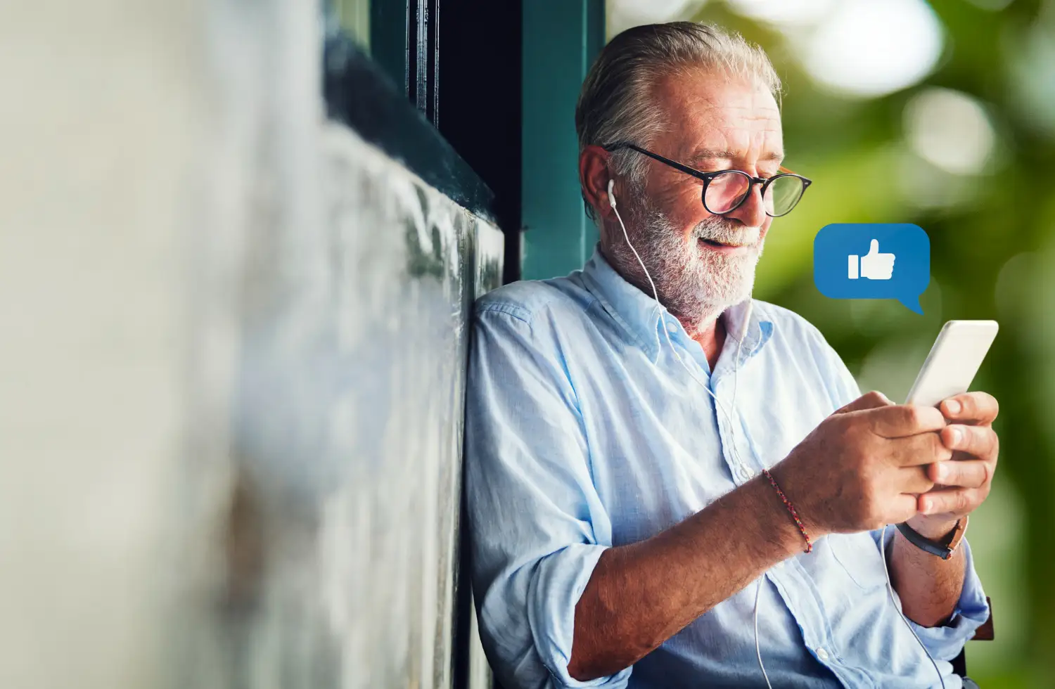 Homem sorrindo com celular, dicas de como conseguir clientes na advocacia previdenciária.