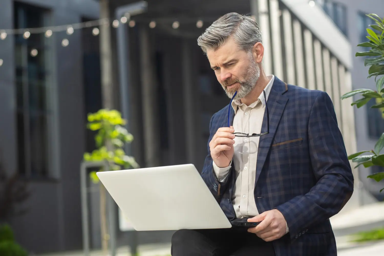 Advogado pensativo com laptop, ideal para Google Ads advocacia RJ.