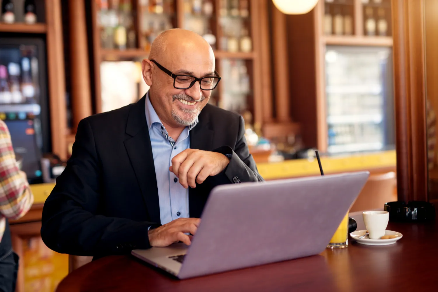 Advogado tributarista sorrindo e analisando se Google Ads para ele vale a pena.