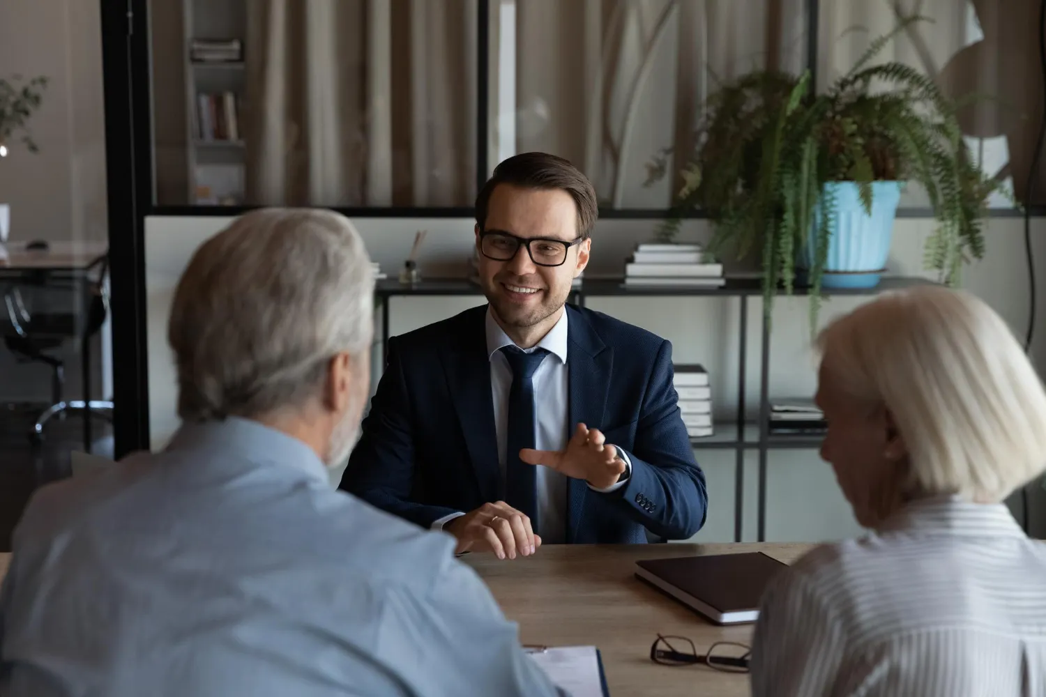 Advogado sorridente discute Google Ads para Advogados local ou nacional.