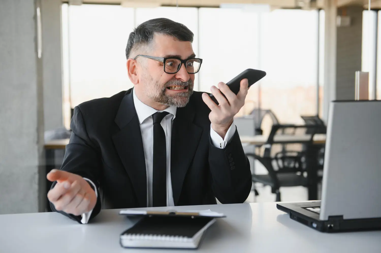 Advogado estressado ao telefone, buscando Google Ads para advogados local ou nacional.