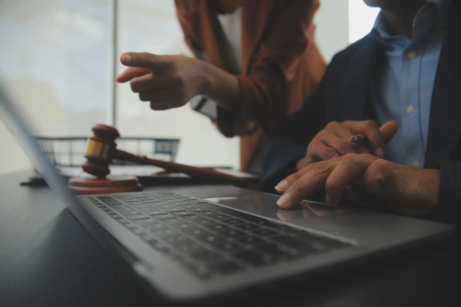 Advogados discutem no laptop, mostrando que um site de advogado pode ter depoimentos.