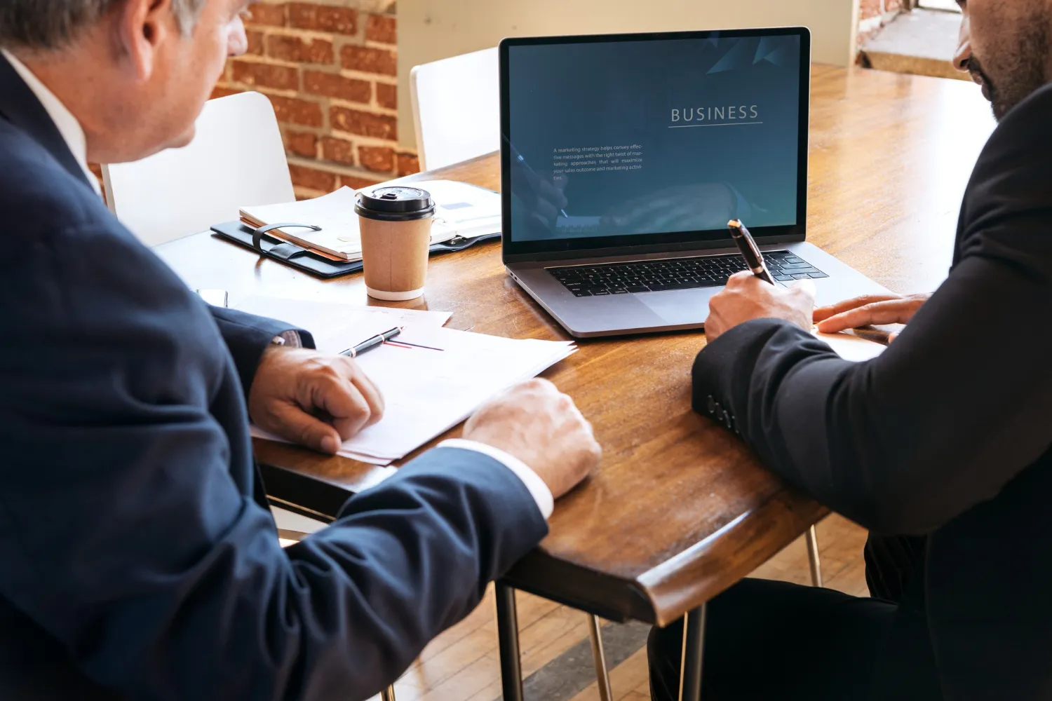 Advogados discutindo como criar um site para o escritório de advocacia.