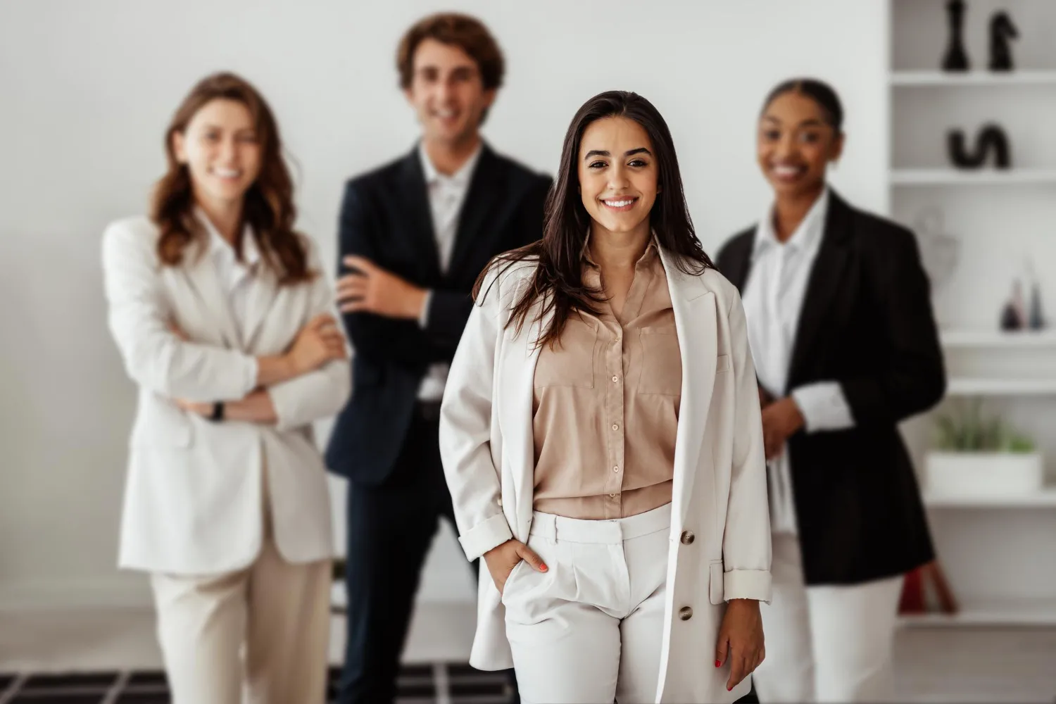 Equipe profissional sorrindo, dicas de como escolher agência de marketing para advogado.