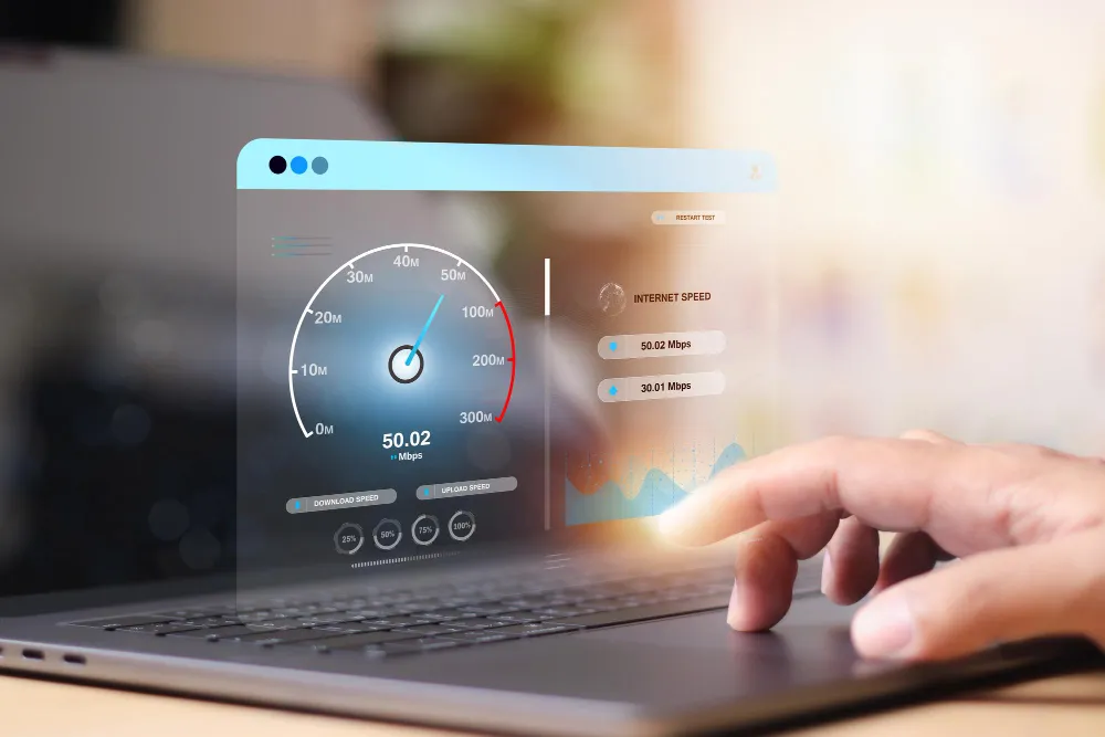 Tela de computador exibindo teste de velocidade, essencial para como otimizar a velocidade do site de advocacia.