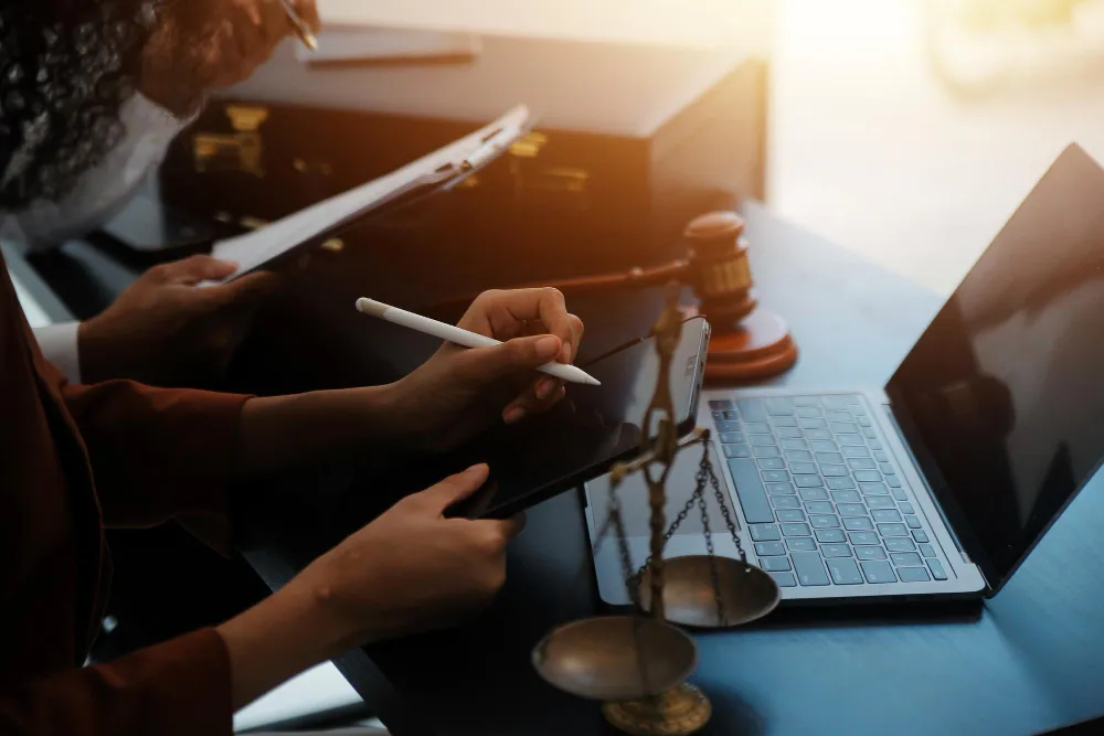 Advogados analisam documentos digitais para conseguir mais clientes na advocacia criminal.