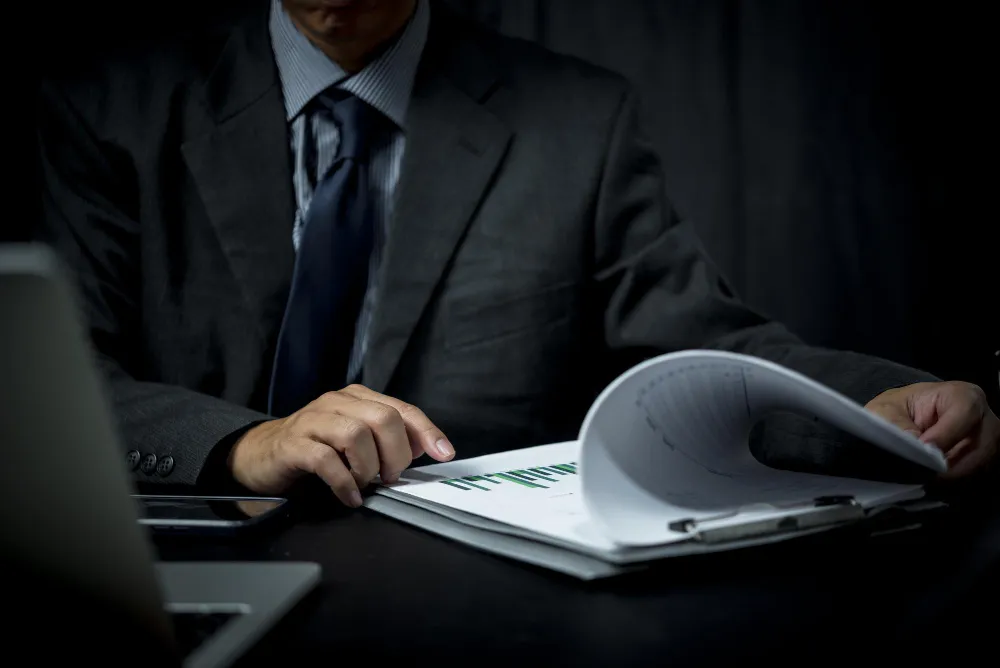 Advogado analisa gráficos para conseguir mais clientes na advocacia criminal.