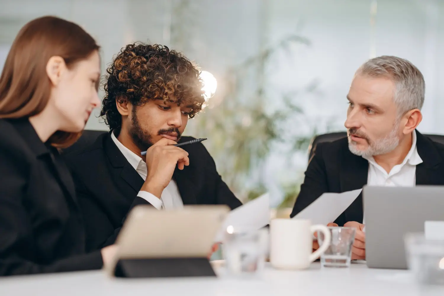 Advogados discutindo estratégias de google ads ou facebook ads para advogados.