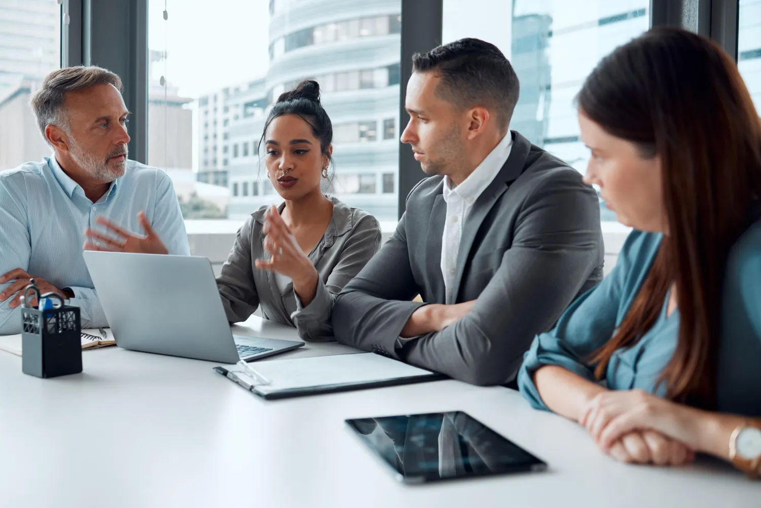 Advogados discutindo estratégias de marketing digital, como Google Ads ou Facebook Ads.