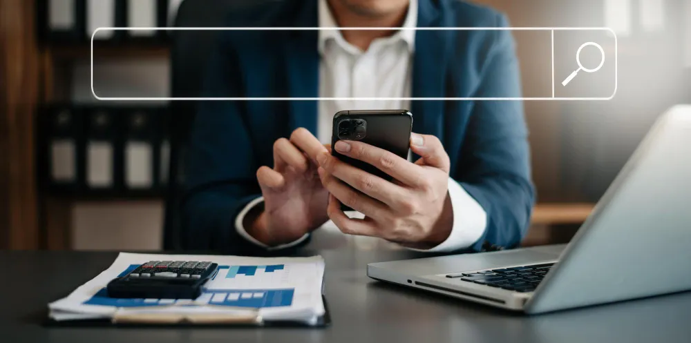 Advogado usando celular para pesquisar como aparecer no Google para advogados.