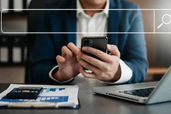 Advogado usando celular para pesquisar como aparecer no Google para advogados.